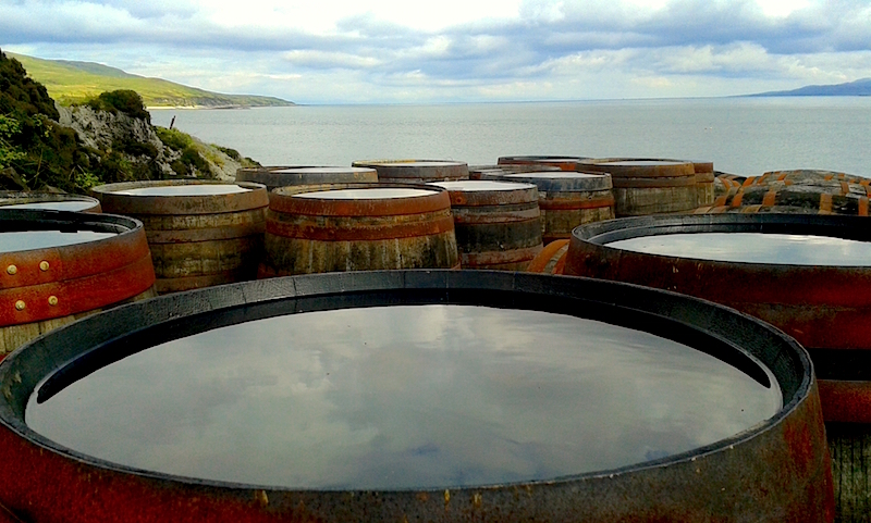 Whiskyfässer vor der Brennerei Brennerei von Bunnahabhain, Isle of Islay