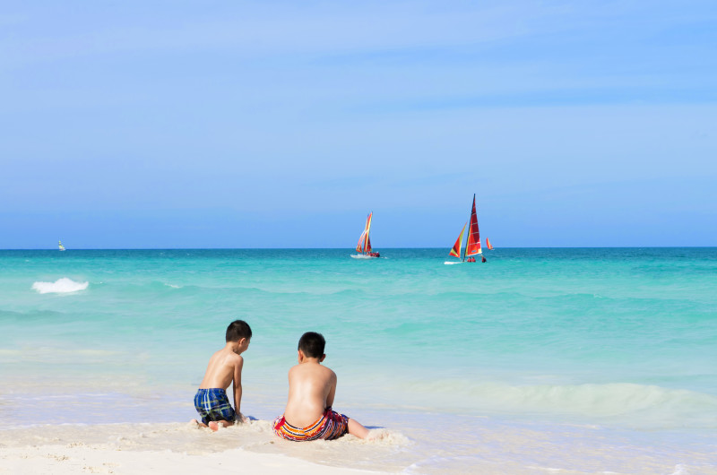 zwei Jungs am Strand von Cayo Santa Maria
