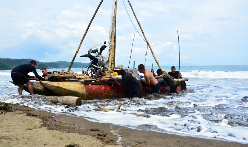 Dylans Floß wird in Kolumbien an den Strand geschoben