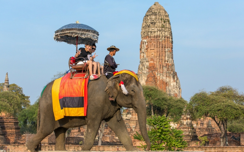 Touristen beim Elefantenreiten