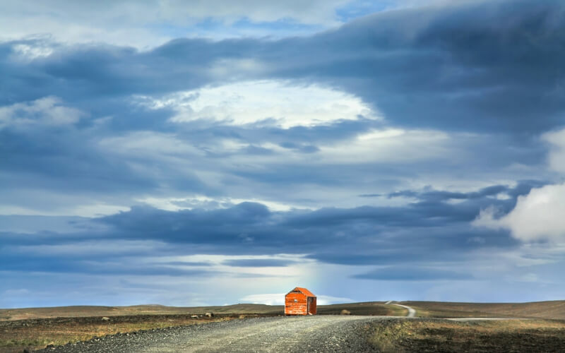 Leere Straße durch isländische Landschaft