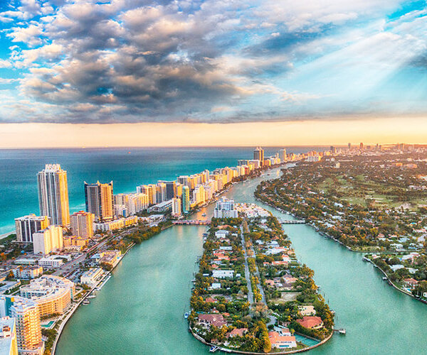 © Depositphoto - Giovanni Gagliardi  Luftaufnahme des Miami-Strandes bei Sonnenuntergang