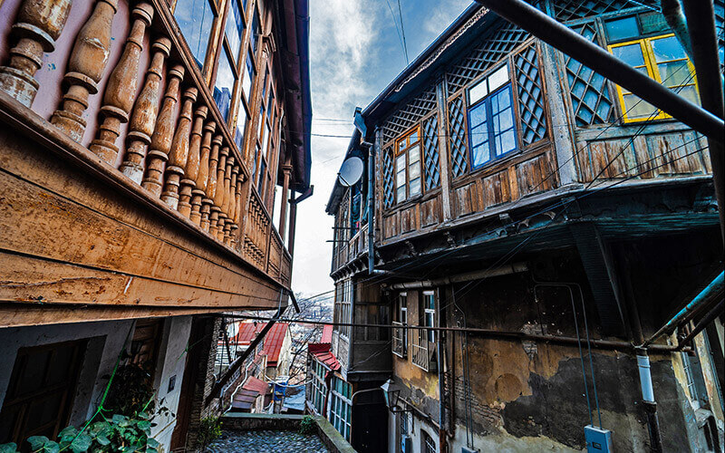 Berühmte Straße Betlemi mit alten Gebäuden, engen Gassen und geschnitzten Balkonen als Symbol der touristischen Altstadt von Tbilisi © Depositphoto - Cavan Images