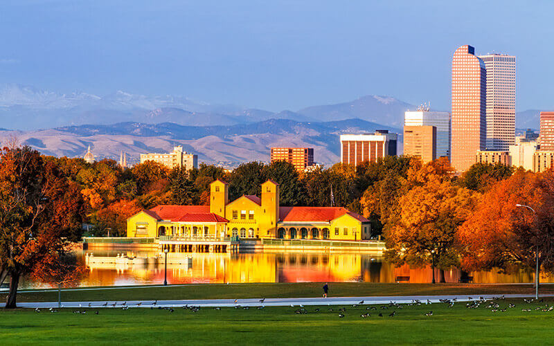 Denver Skyline im Herbst aus dem Stadtpark - © Depositphoto - Teri Virbic