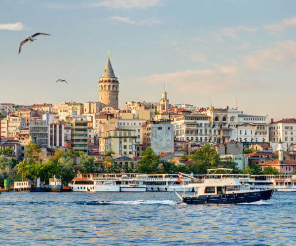 Touristenboot schippert auf dem Golde © Depositphoto - Вячеслав Лопатин