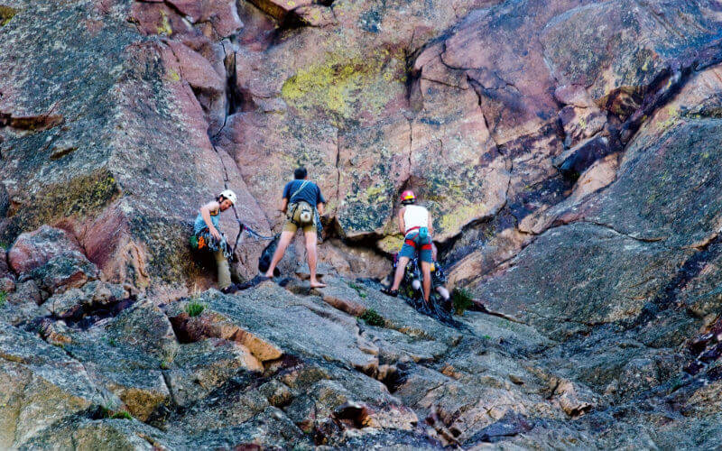 Eine Gruppe junger Bergsteiger bereitet sich darauf vor, im Eldorado Canyon State Park an den Felswände und Klippen zu klettern © Depositphoto - Susan Sheldon