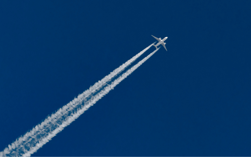 Klimaerwärmung: KI soll Flugzeugen bei der Vermeidung von Kondensstreifen helfen