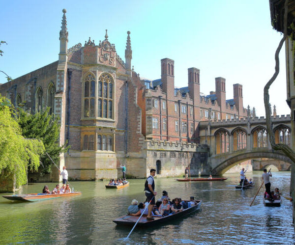 Punting in Cambridge - © Depositphoto Christophe Cappelli