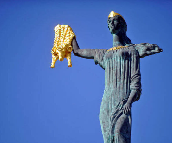 Medea-Statue mit dem Goldenen Vlies in Batumi © Depositphoto - Radu Ionut Tuta