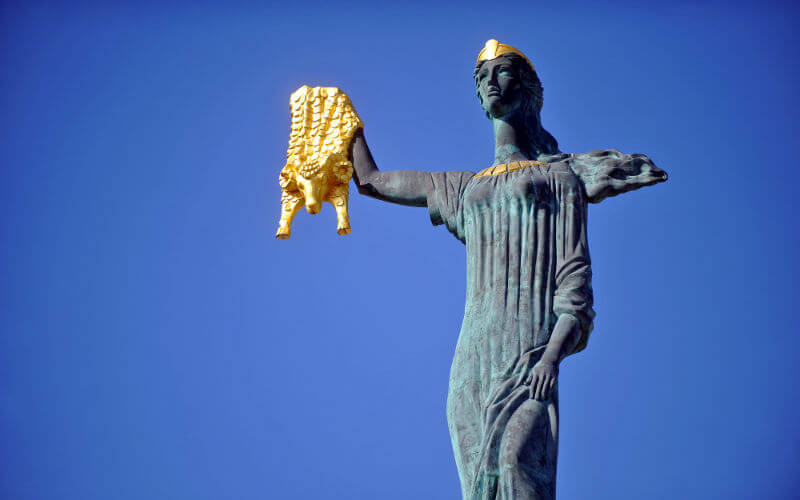 Medea-Statue mit dem Goldenen Vlies in Batumi © Depositphoto - Radu Ionut Tuta