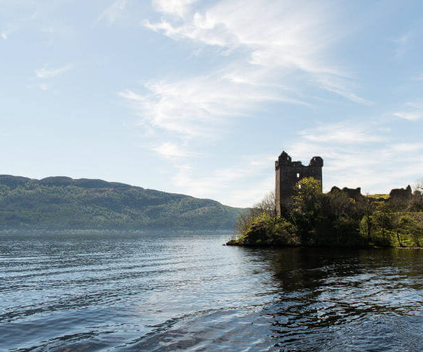 Loch Ness - Urquhart Castle © Foto von Ramon Vloon auf Unsplash