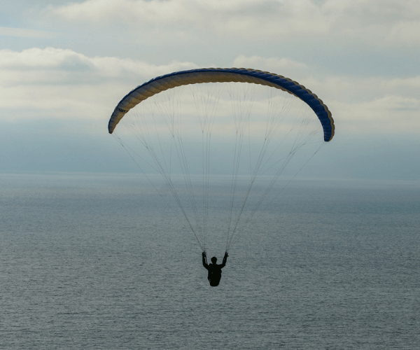 Gleitschirmfliegen an der französischen Mittelmeerküste