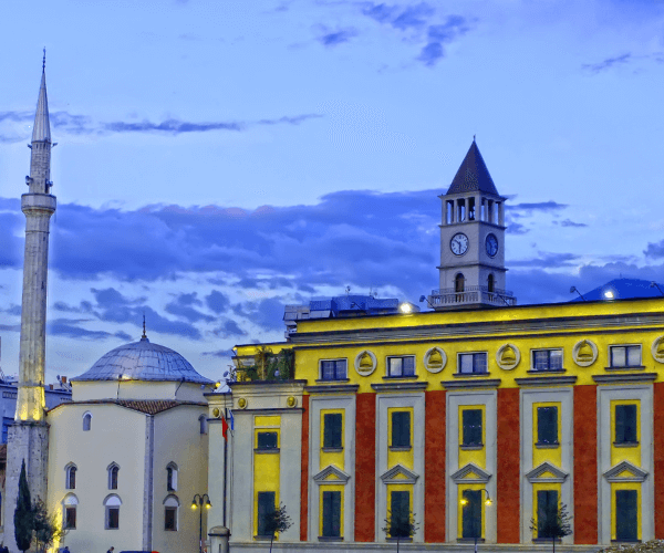 Uhrturm und Parlamentsgebäude Tirana