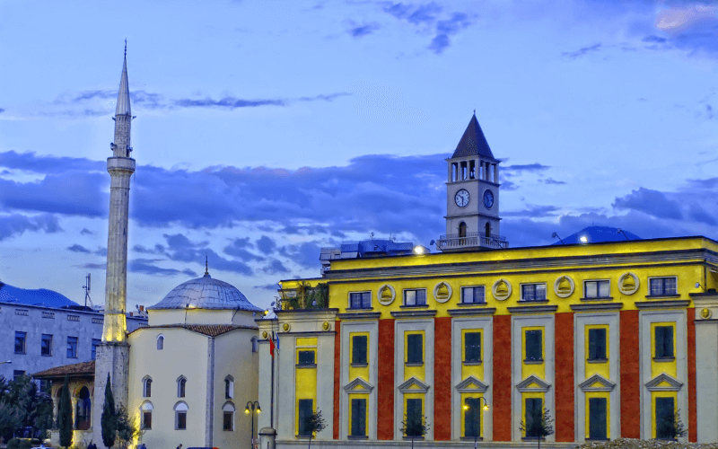 Uhrturm und Parlamentsgebäude Tirana