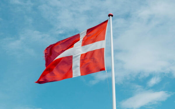 Typisch Dänisch – dänische Flagge – © Foto von Markus Winkler auf Unsplash