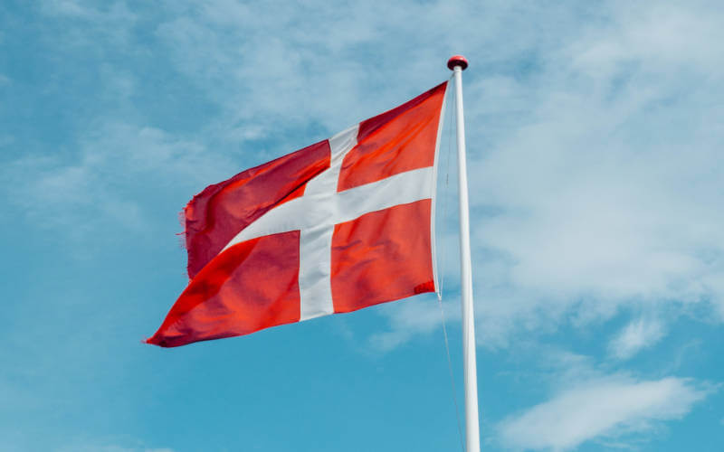 Typisch Dänisch – dänische Flagge – © Foto von Markus Winkler auf Unsplash